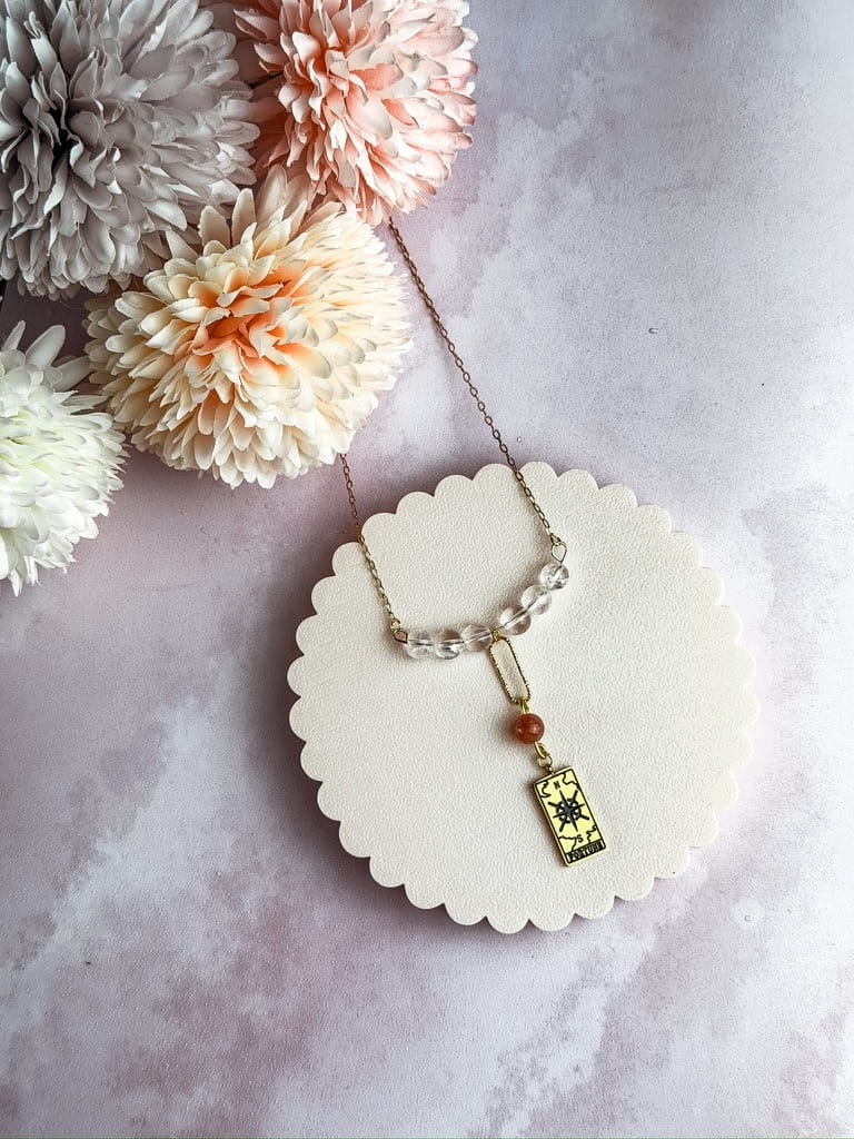 Collier Tarot en pierres naturelles – bijou ésotérique doré artisanal