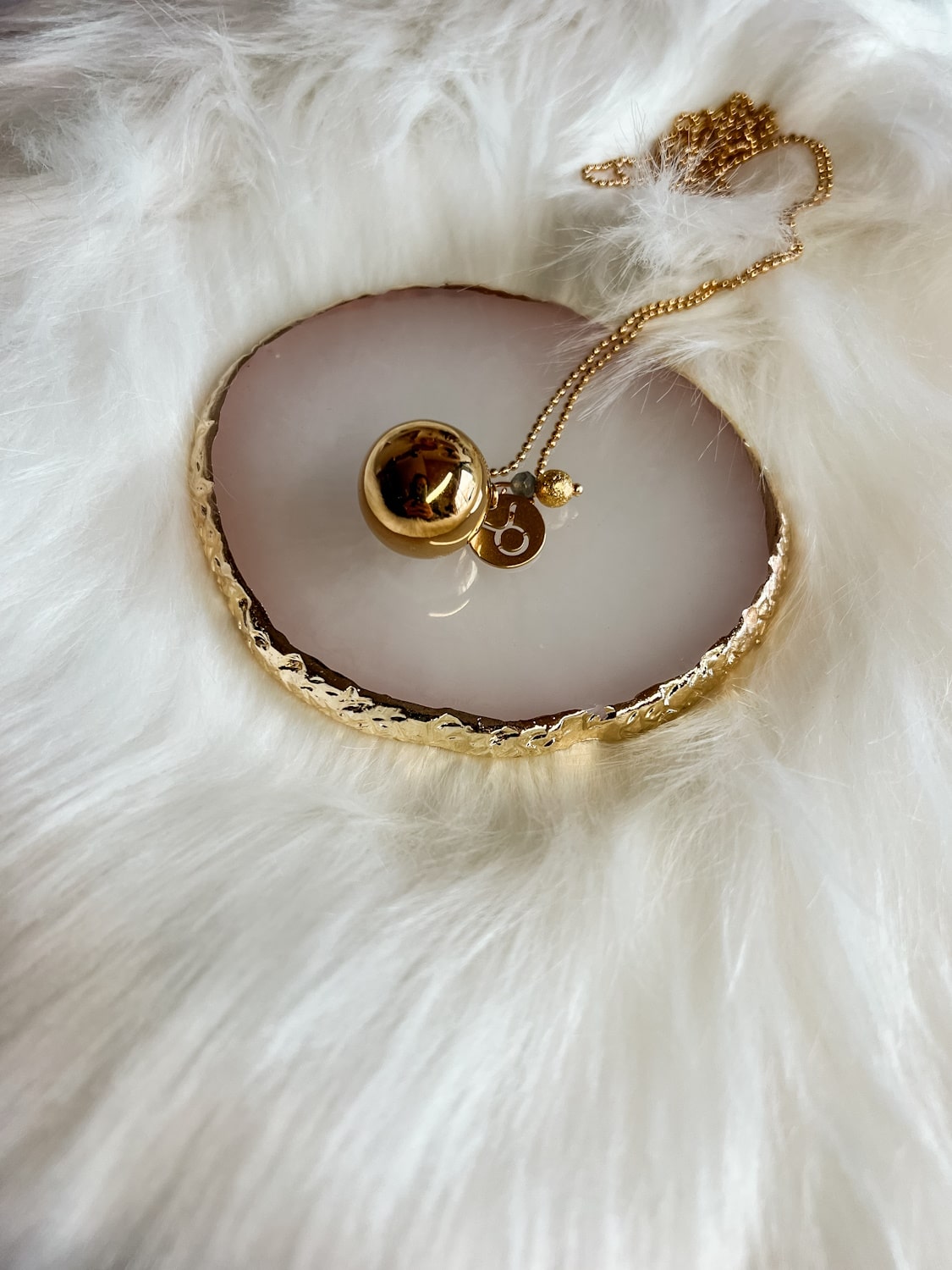 Bijoux de grossesse doré et astrologie
