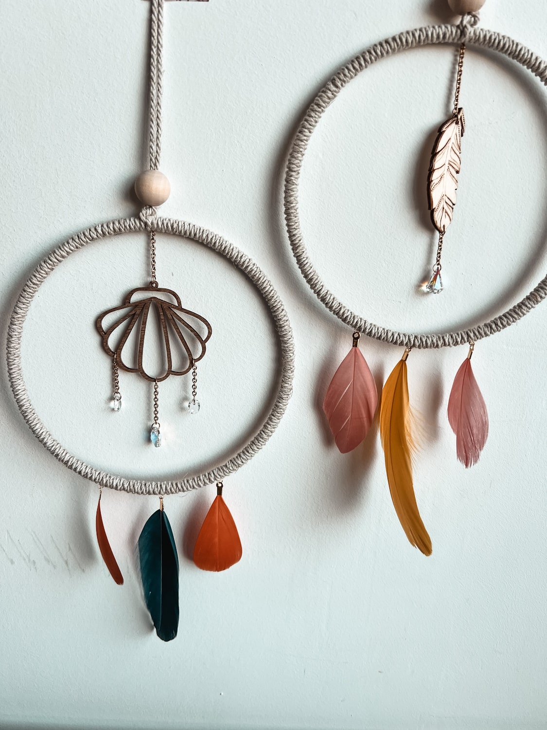 Capteur de soleil plumes colorées et bois