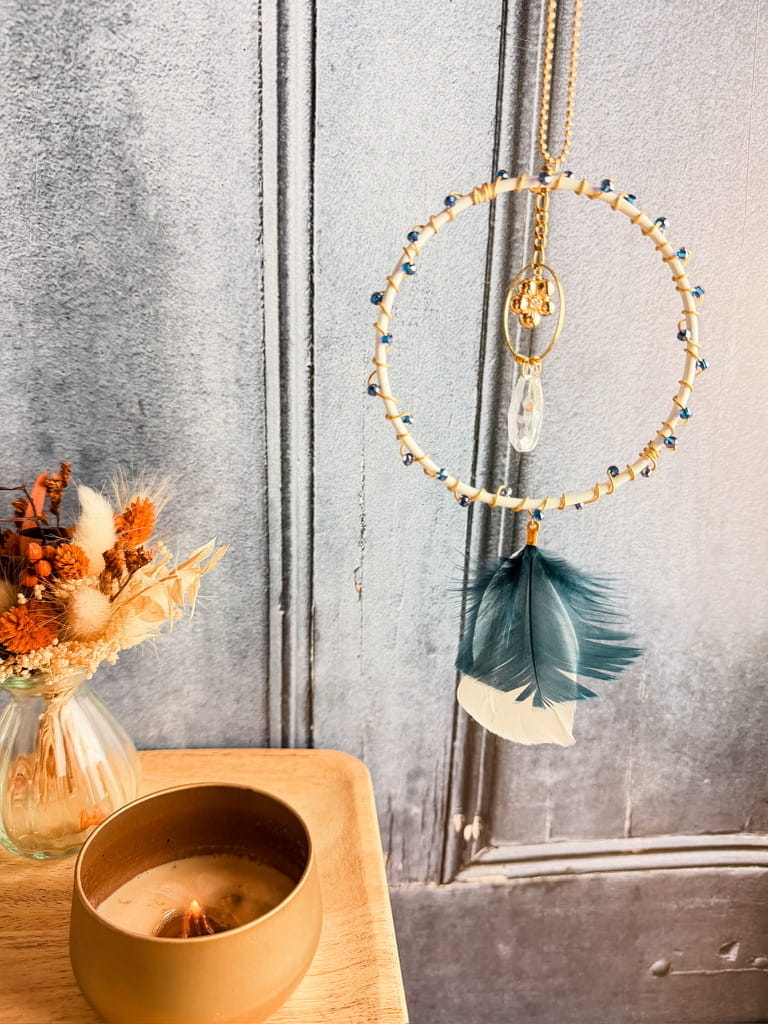 Attrape-soleil Rêve de Lumière avec anneaux dorés, pendentif transparent et plumes bleue et blanche
