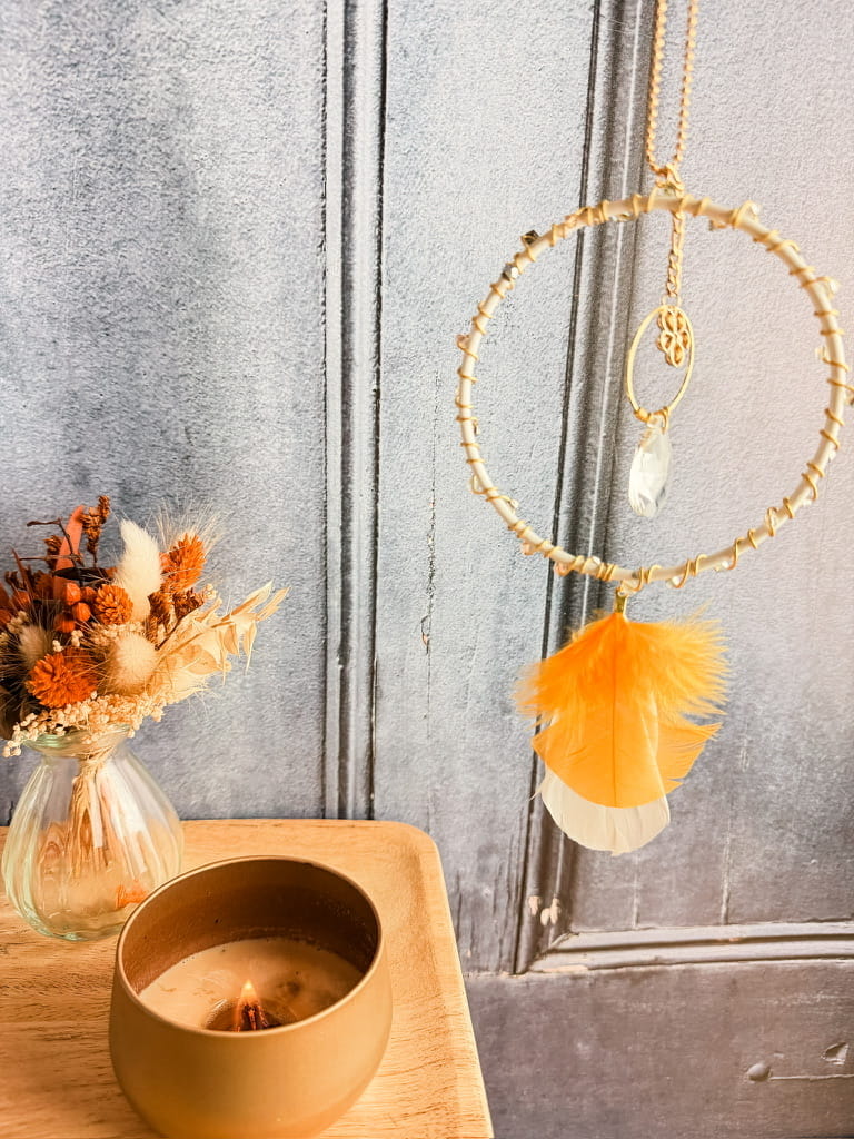 Attrape-soleil Rêve de Lumière avec anneaux dorés, pendentif transparent et plumes orange et blanche