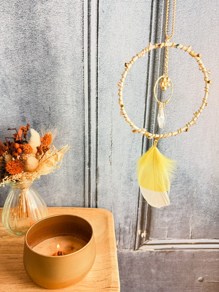 Attrape-soleil Rêve de Lumière avec anneaux dorés, pendentif transparent et plumes jaune et blanche