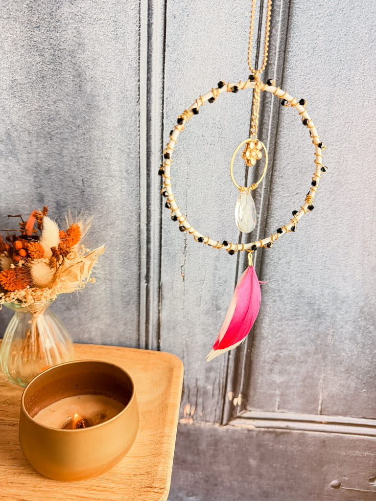 Attrape-soleil Rêve de Lumière avec anneaux dorés, pendentif transparent et plumes rose et blanche