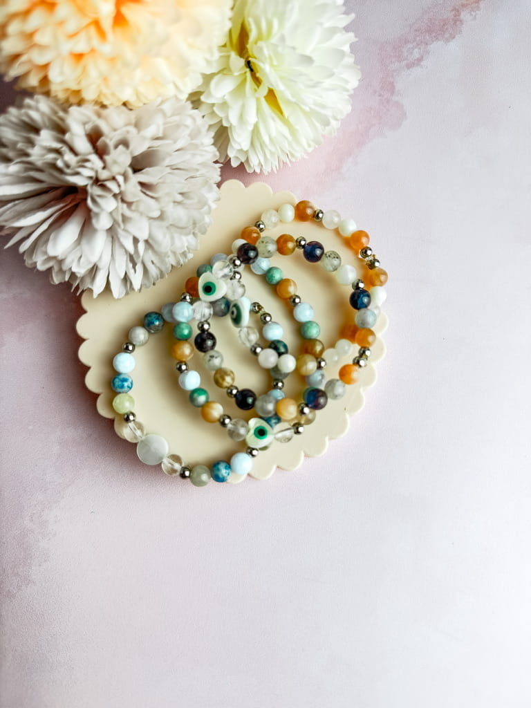 Bracelet Naya en pierres naturelles et nacre avec œil de protection – bijou lithothérapie fait main
