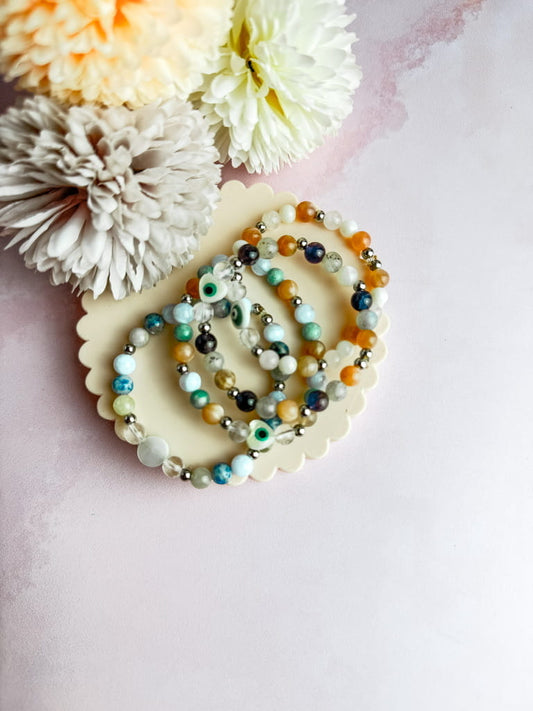 Bracelet Naya en pierres naturelles et nacre avec œil de protection – bijou lithothérapie fait main