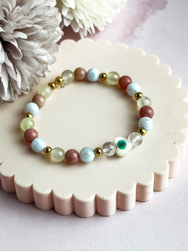 Bracelet Naya en pierres naturelles et nacre avec œil de protection – bijou lithothérapie fait main