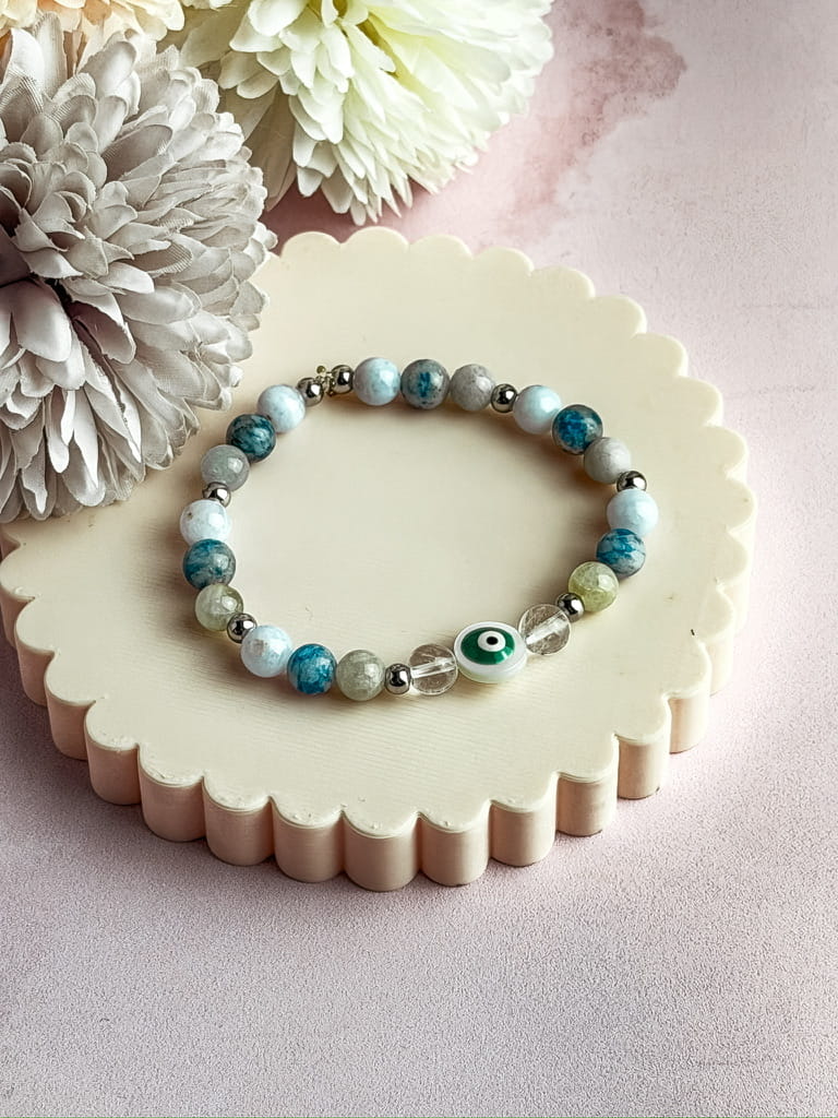 Bracelet Naya en pierres naturelles et nacre avec œil de protection – bijou lithothérapie fait main