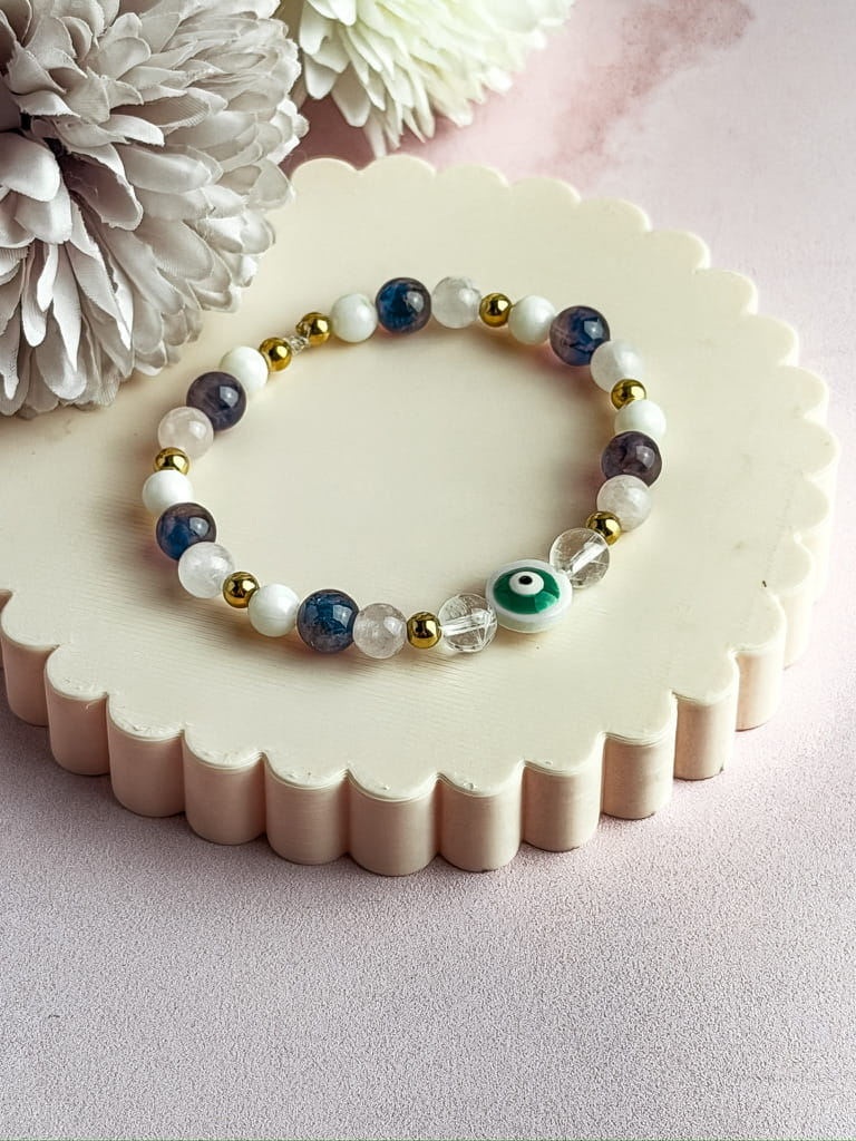 Bracelet Naya en pierres naturelles et nacre avec œil de protection – bijou lithothérapie fait main