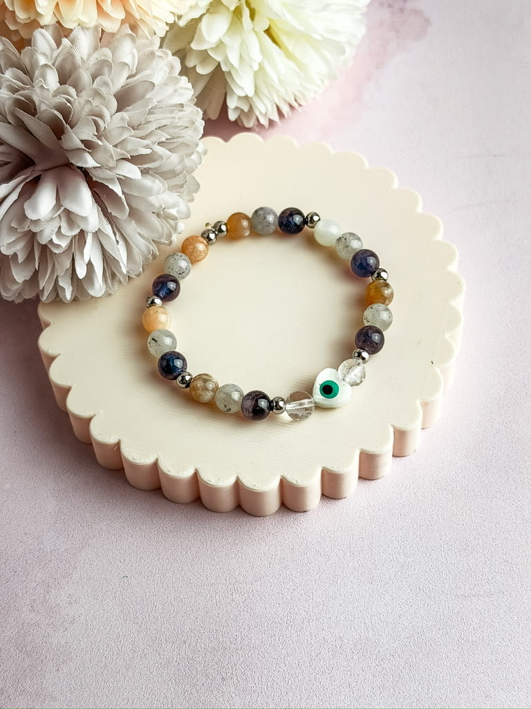 Bracelet Naya en pierres naturelles et nacre avec œil de protection – bijou lithothérapie fait main