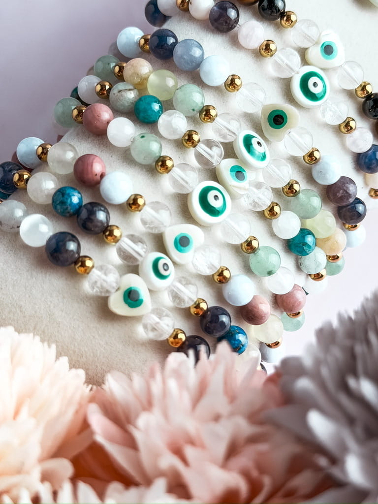 Bracelet Naya en pierres naturelles et nacre avec œil de protection – bijou lithothérapie fait main