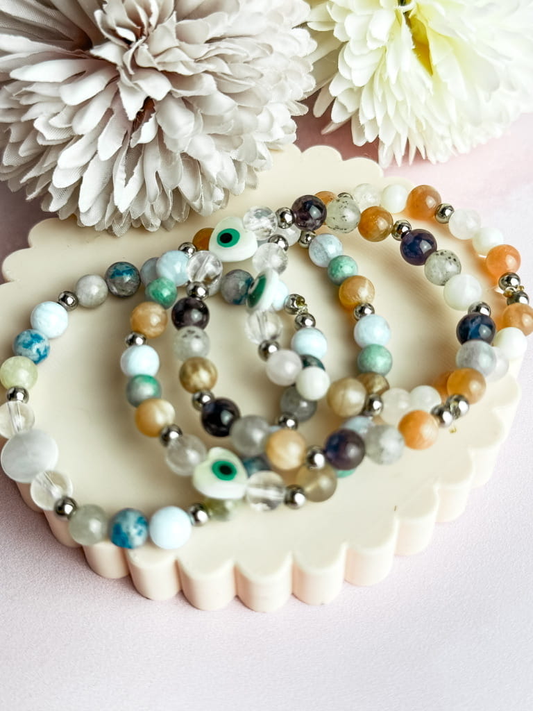 Bracelet Naya en pierres naturelles et nacre avec œil de protection – bijou lithothérapie fait main