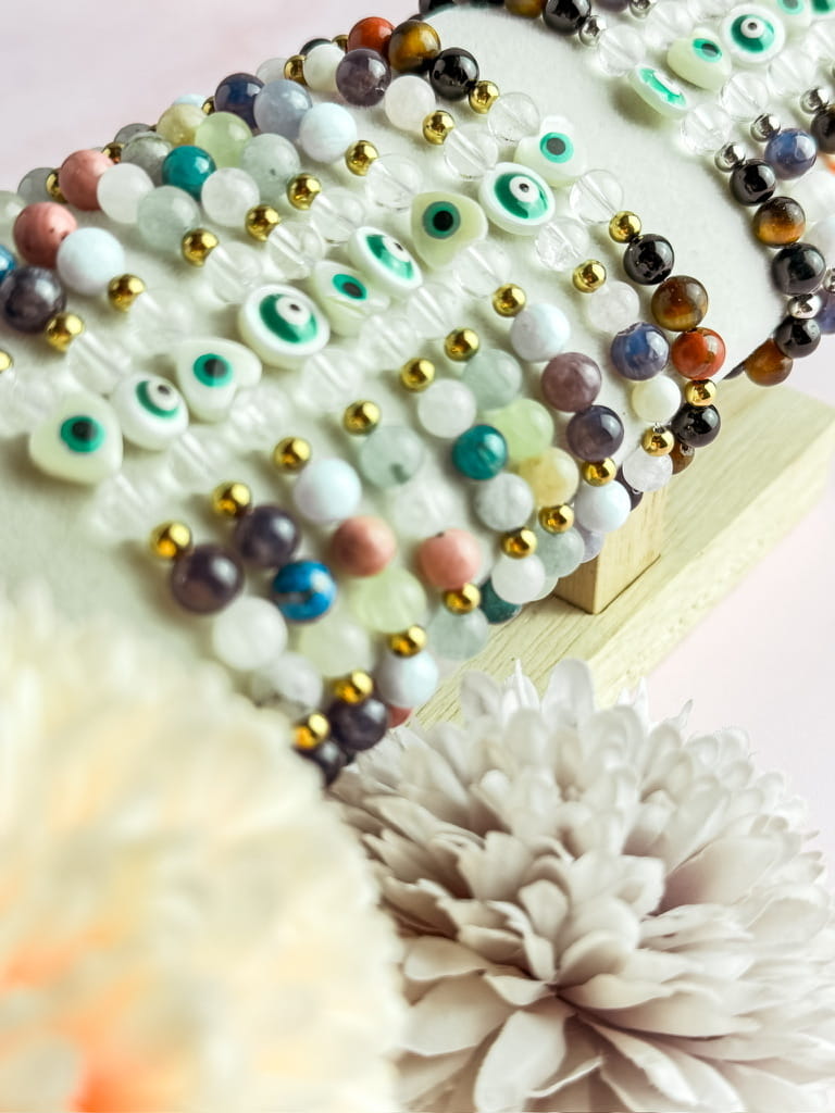 Bracelet Naya en pierres naturelles et nacre avec œil de protection – bijou lithothérapie fait main
