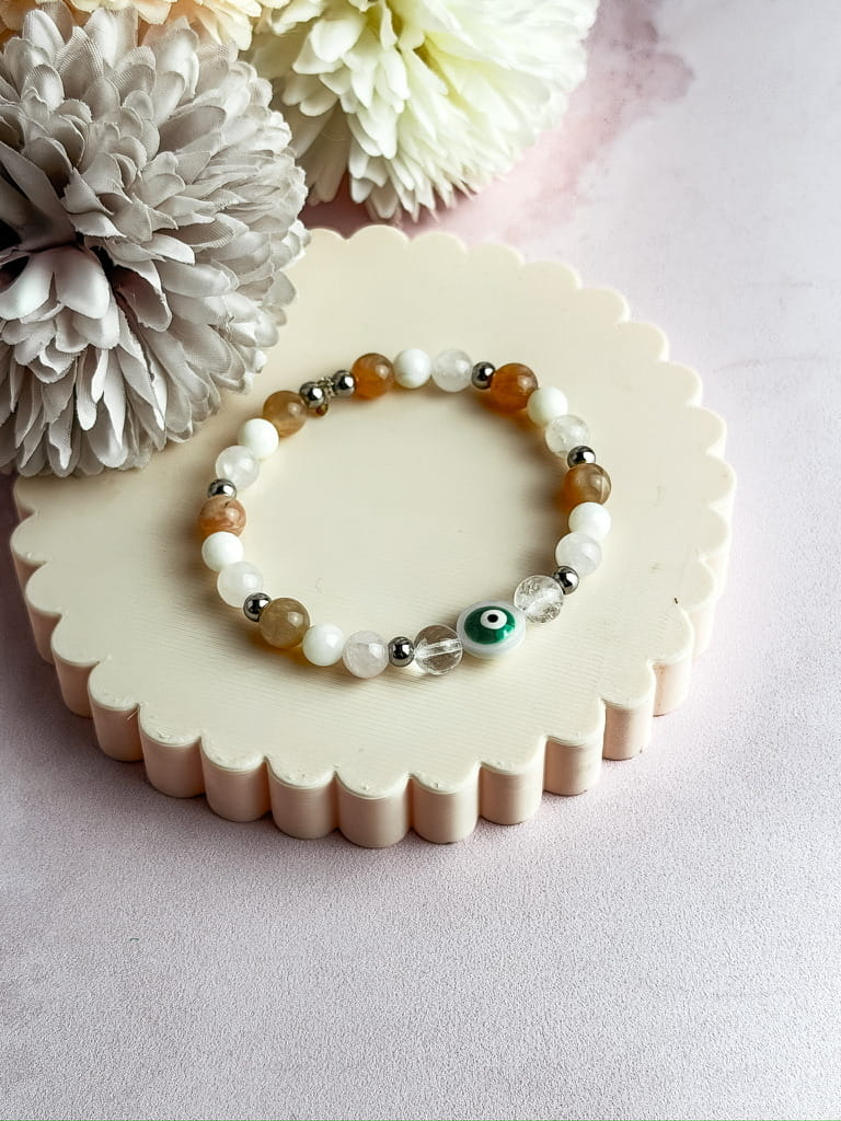 Bracelet Naya en pierres naturelles et nacre avec œil de protection – bijou lithothérapie fait main