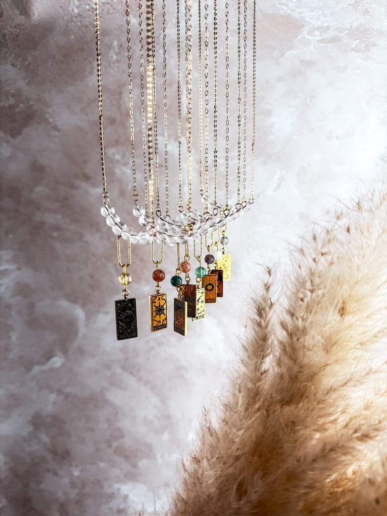 Collier Tarot en pierres naturelles – Bijou ésotérique doré et symbolique