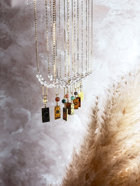 Collier Tarot en pierres naturelles – bijou ésotérique doré artisanal