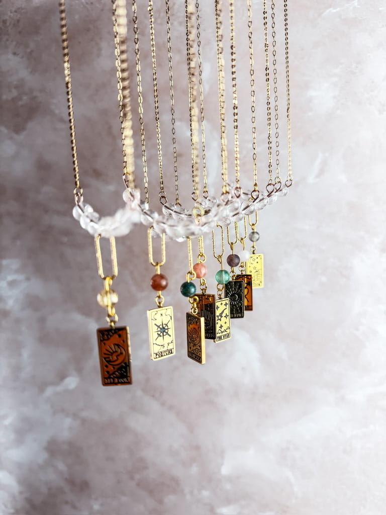 Collier Tarot en pierres naturelles – bijou ésotérique doré artisanal