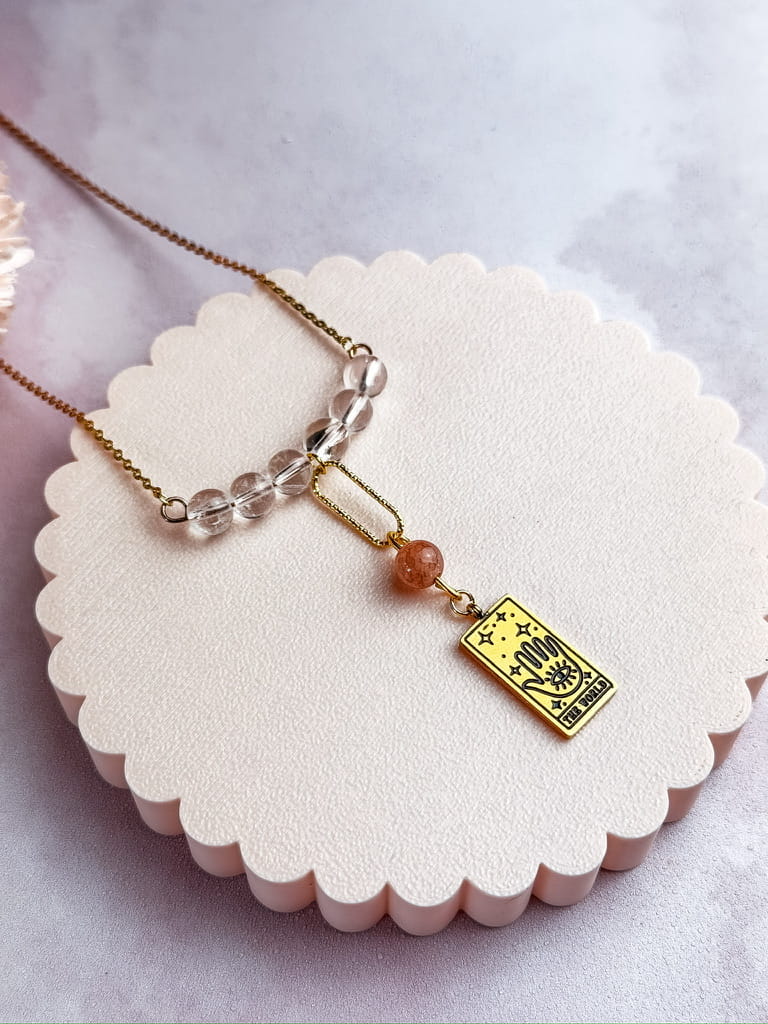 Collier Tarot en pierres naturelles – bijou ésotérique doré artisanal