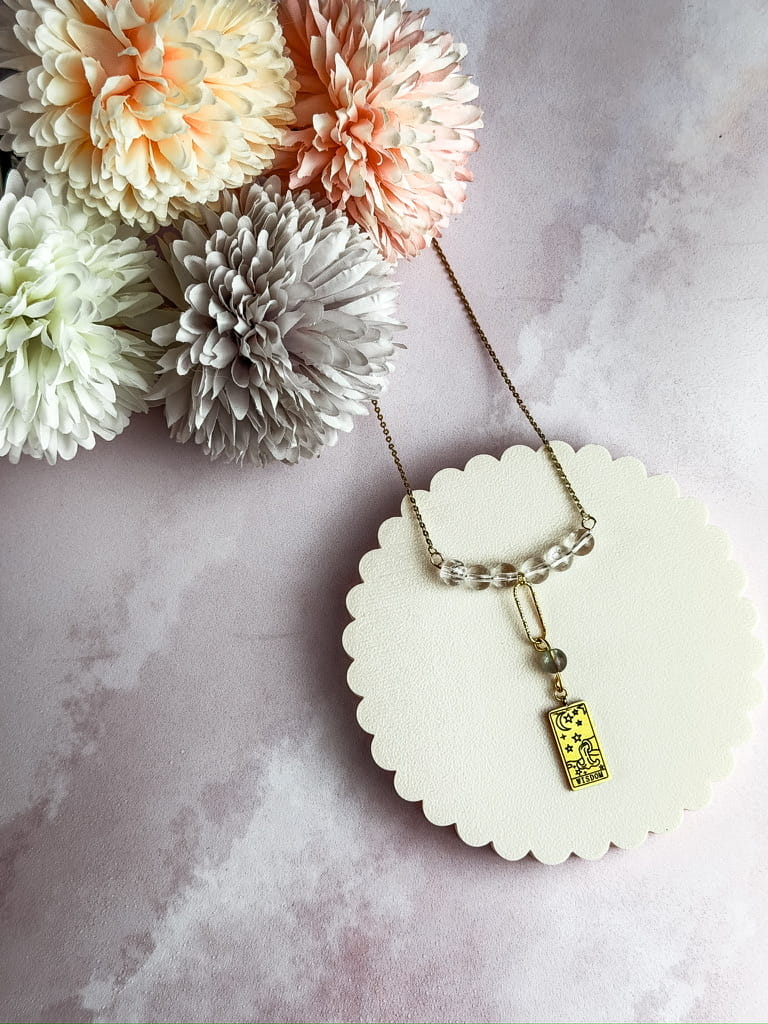 Collier Tarot en pierres naturelles – bijou ésotérique doré artisanal