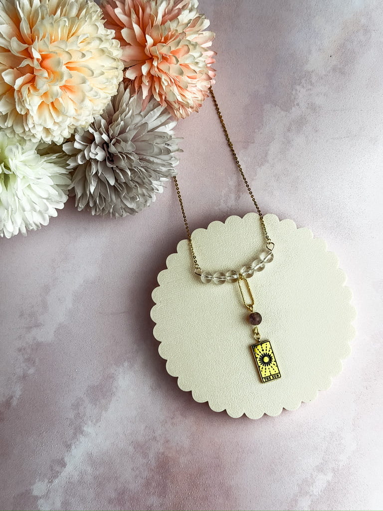 Collier Tarot en pierres naturelles – bijou ésotérique doré artisanal