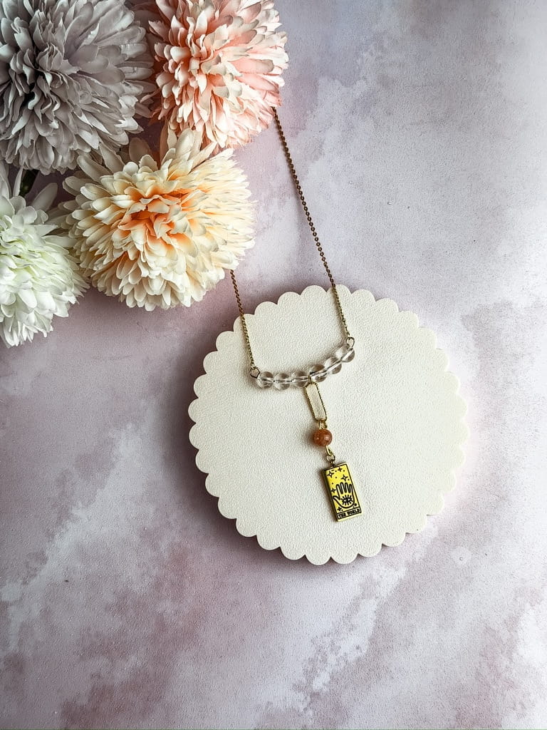 Collier Tarot en pierres naturelles – bijou ésotérique doré artisanal