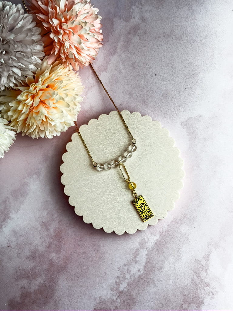 Collier Tarot en pierres naturelles – bijou ésotérique doré artisanal