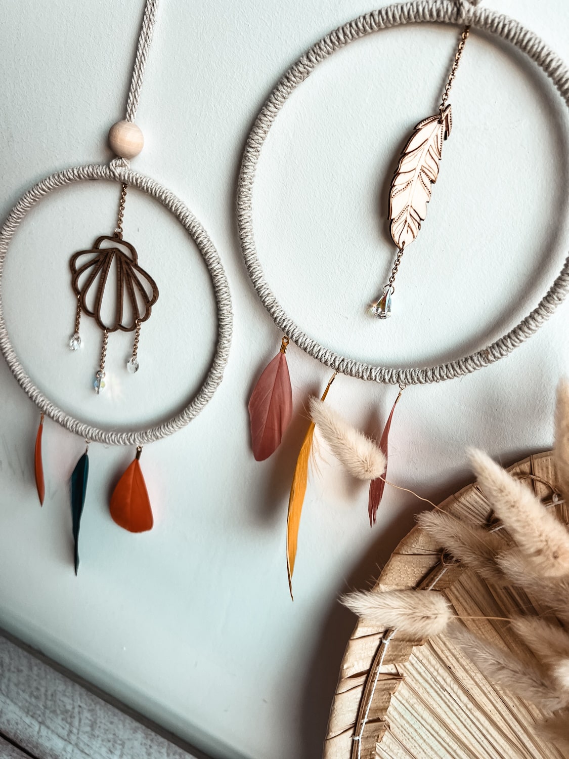 Capteur de soleil plumes colorées et bois