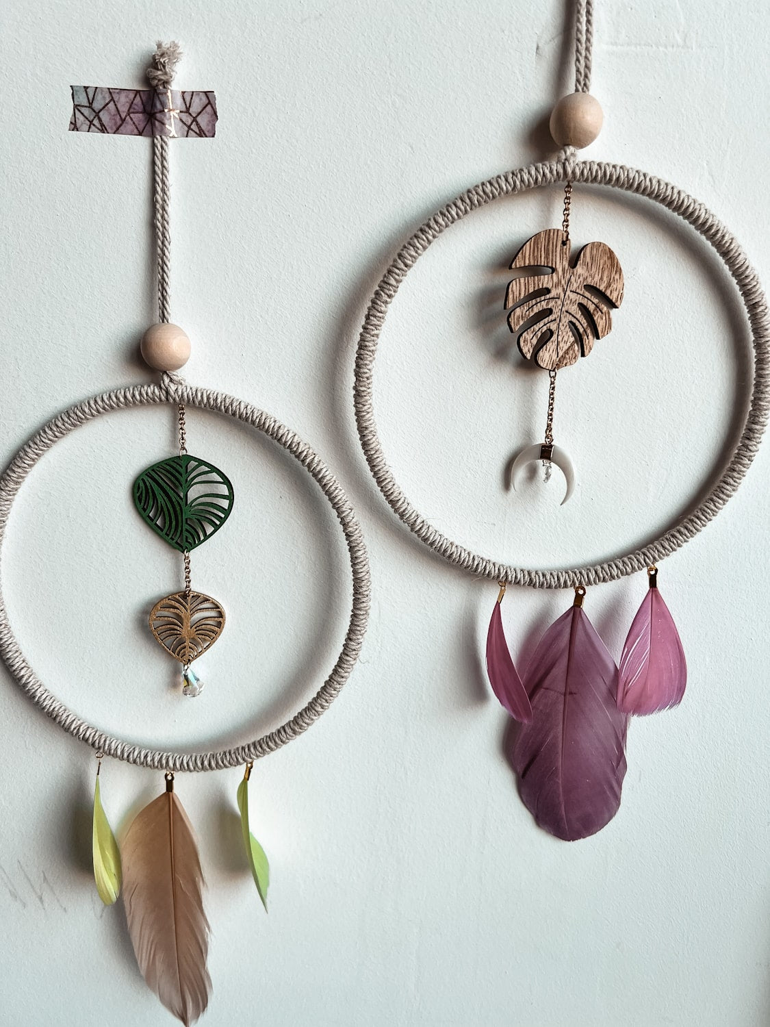 Capteur de soleil plumes colorées et bois