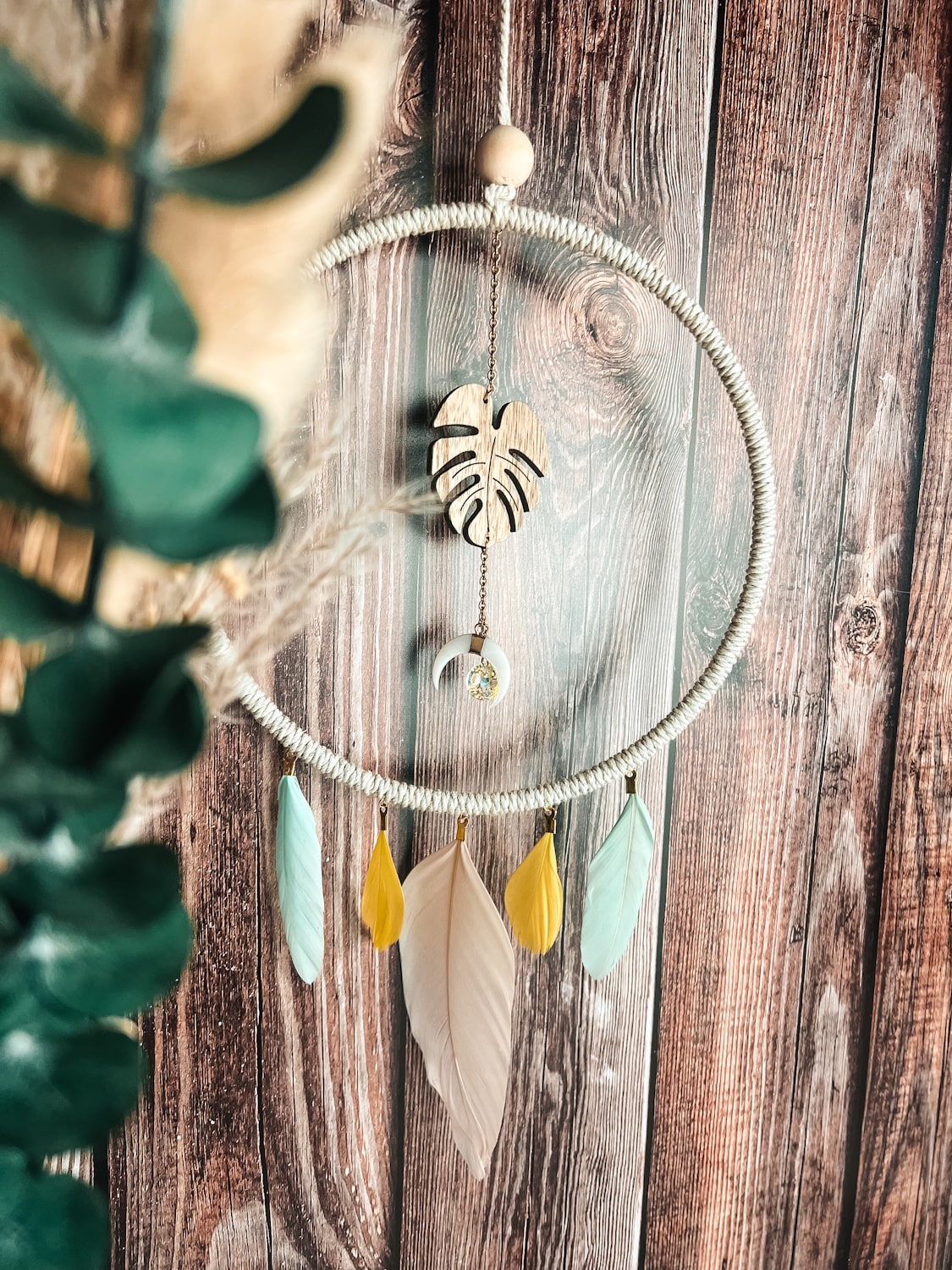 Capteur de soleil plumes colorées et bois