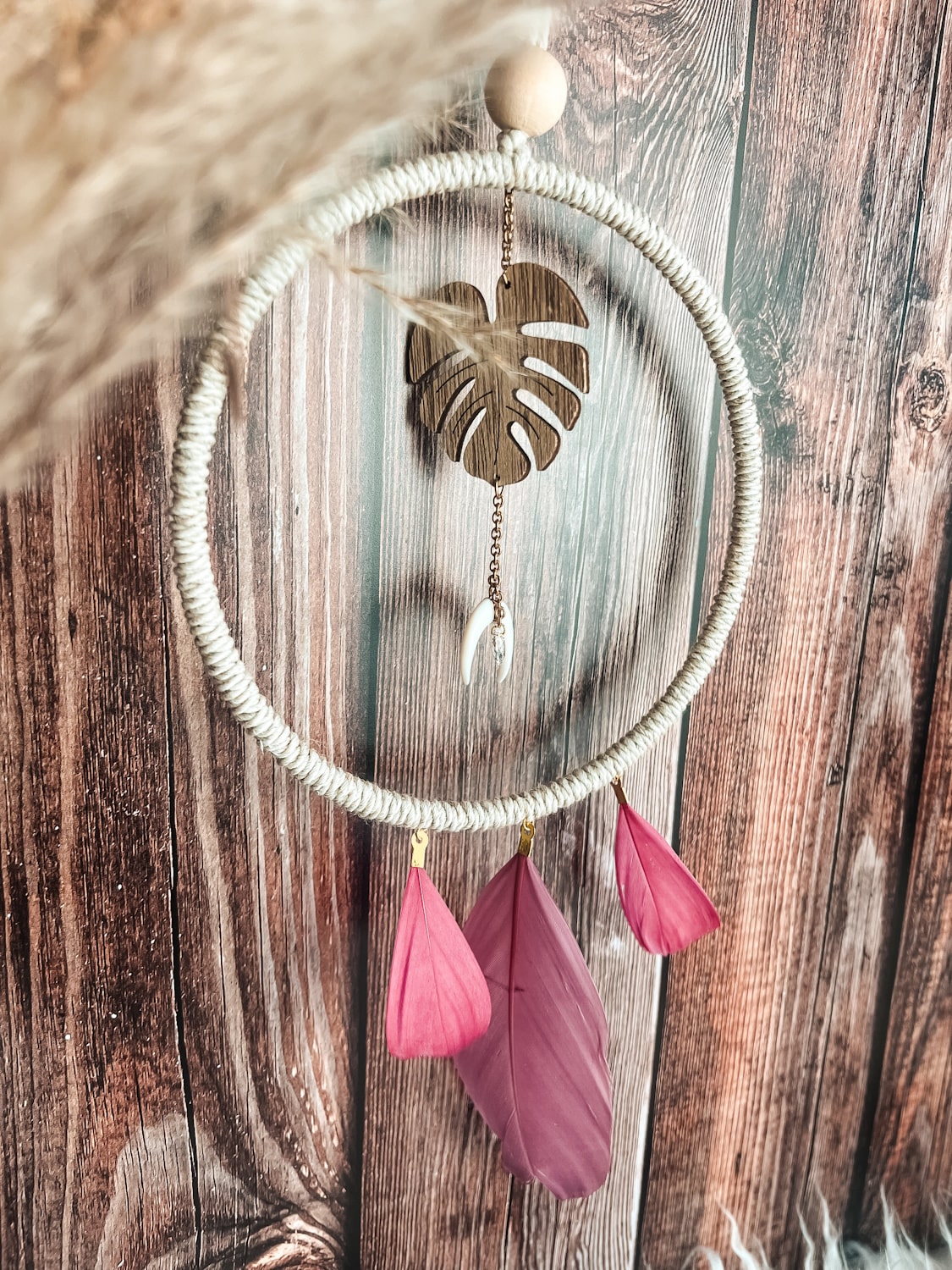 Capteur de soleil plumes colorées et bois