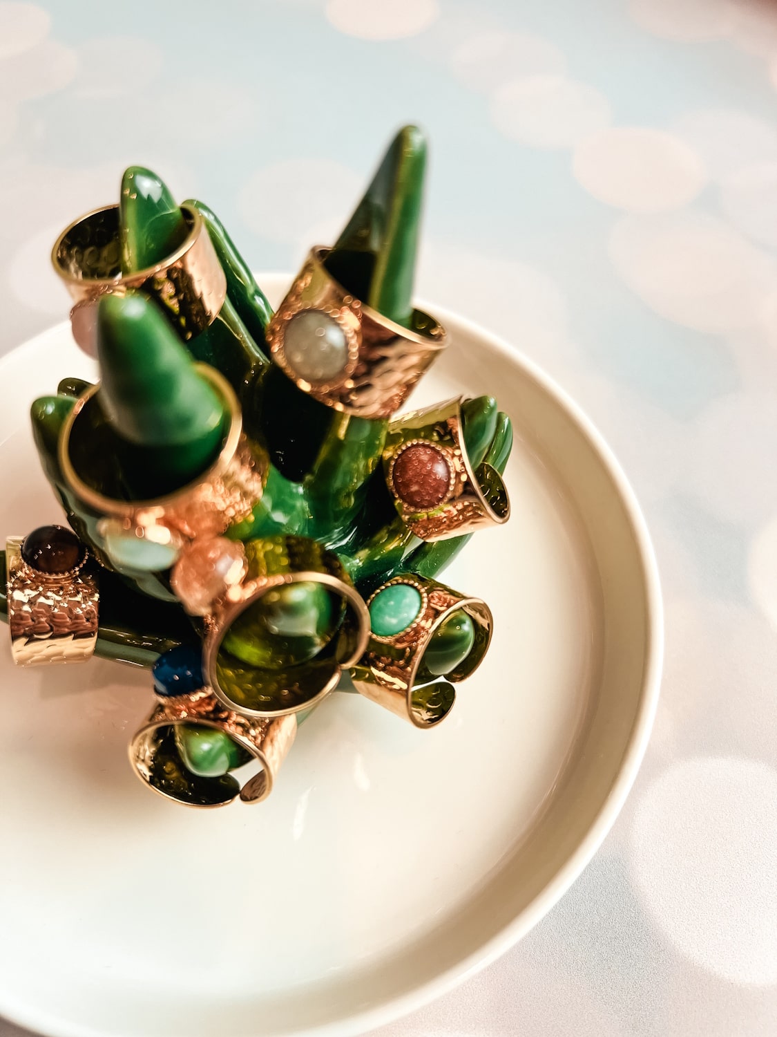 Bague dorée martellée avec pierre naturelle