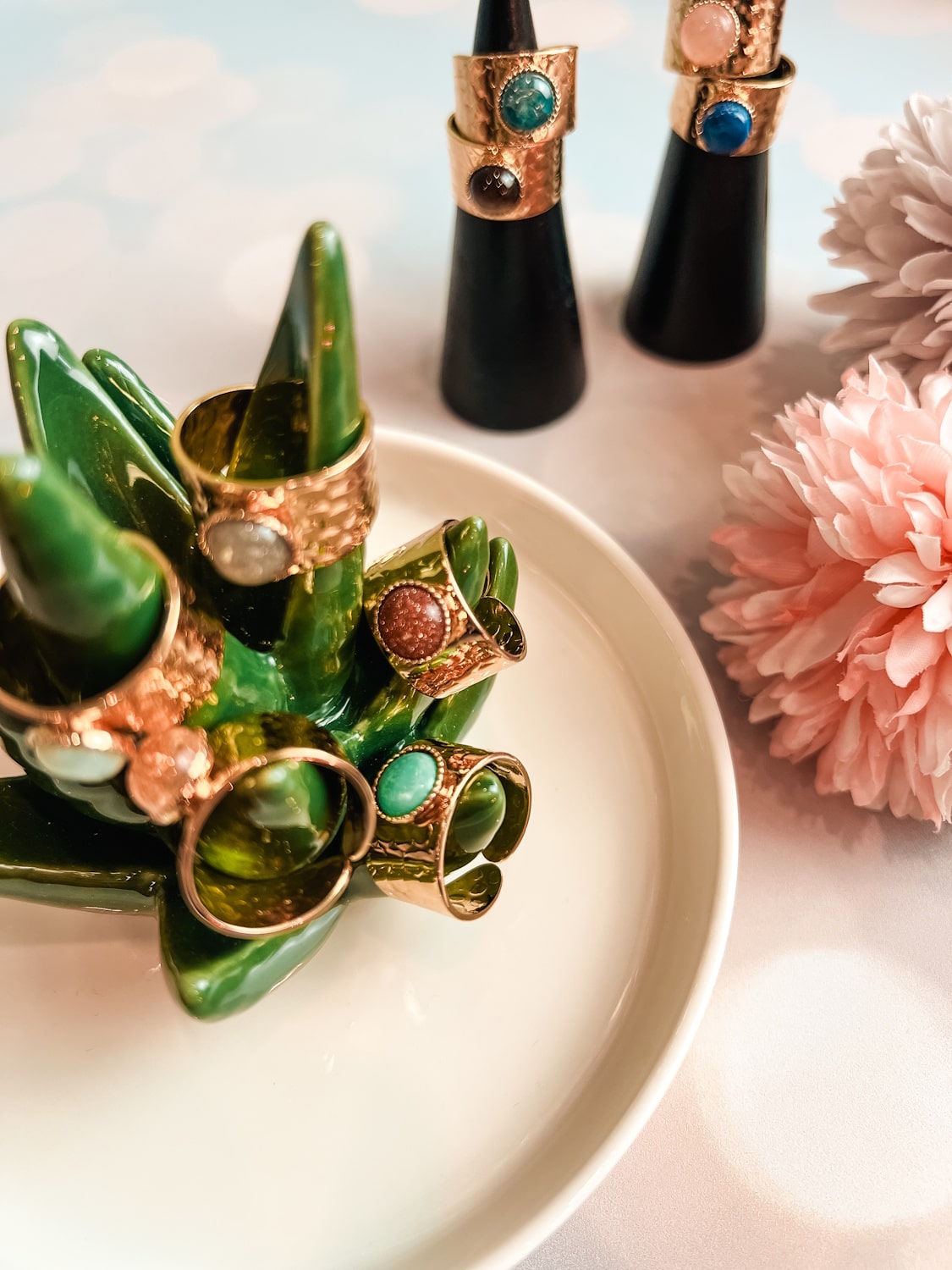 Bague dorée martellée avec pierre naturelle