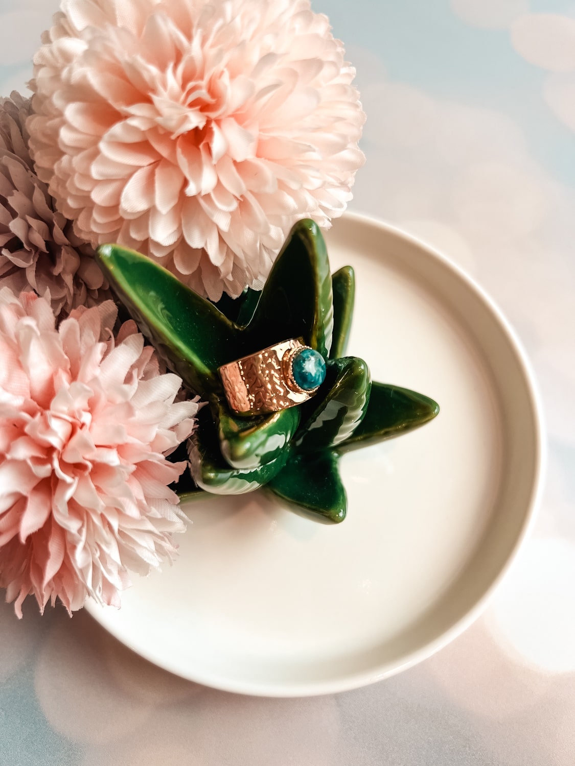 Bague dorée martellée avec pierre naturelle