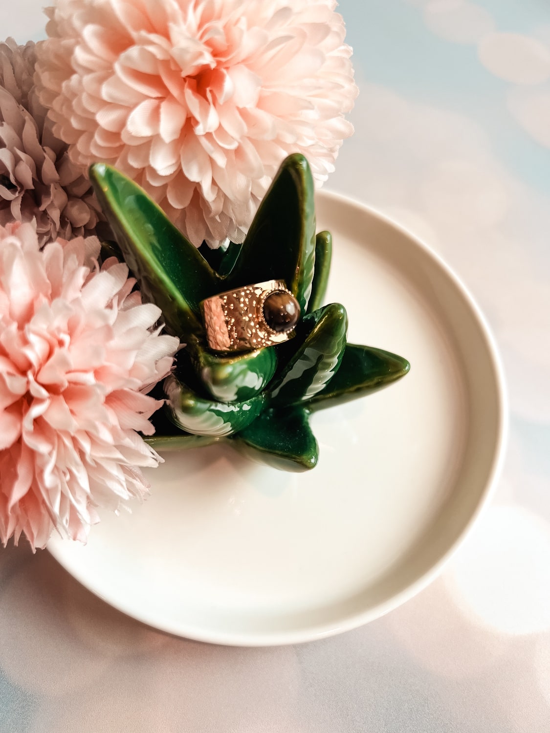 Bague dorée martellée avec pierre naturelle