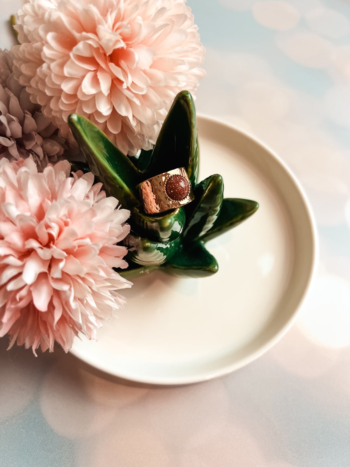 Bague dorée martellée avec pierre naturelle