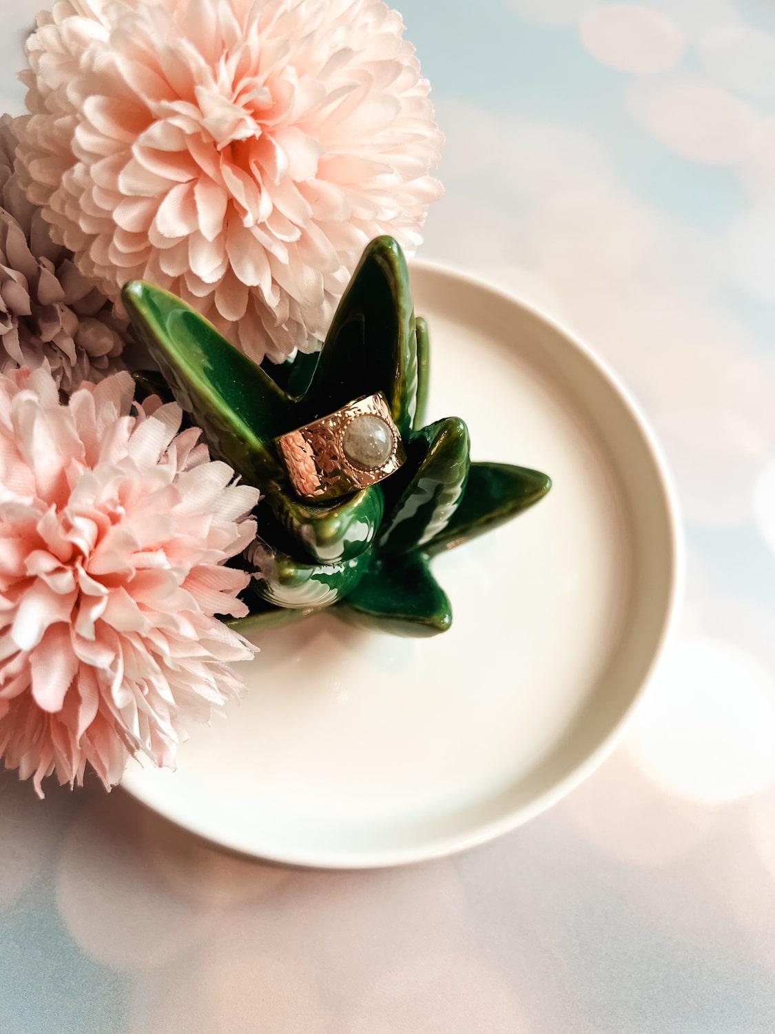 Bague dorée martellée avec pierre naturelle