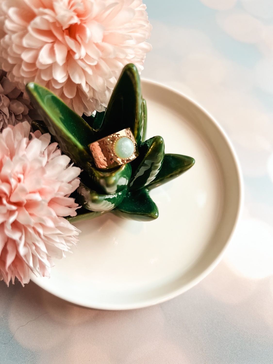 Bague dorée martellée avec pierre naturelle