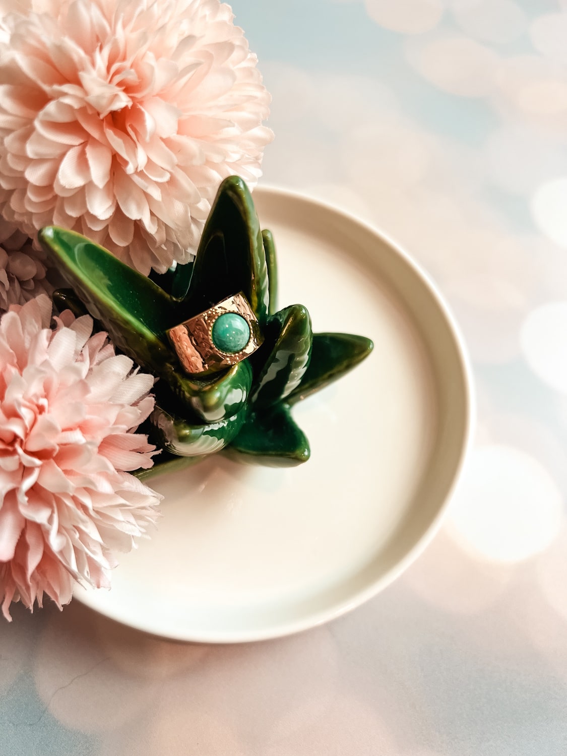 Bague dorée martellée avec pierre naturelle