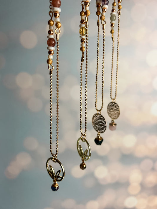 Collier avec pierre naturelle & pendentif doré