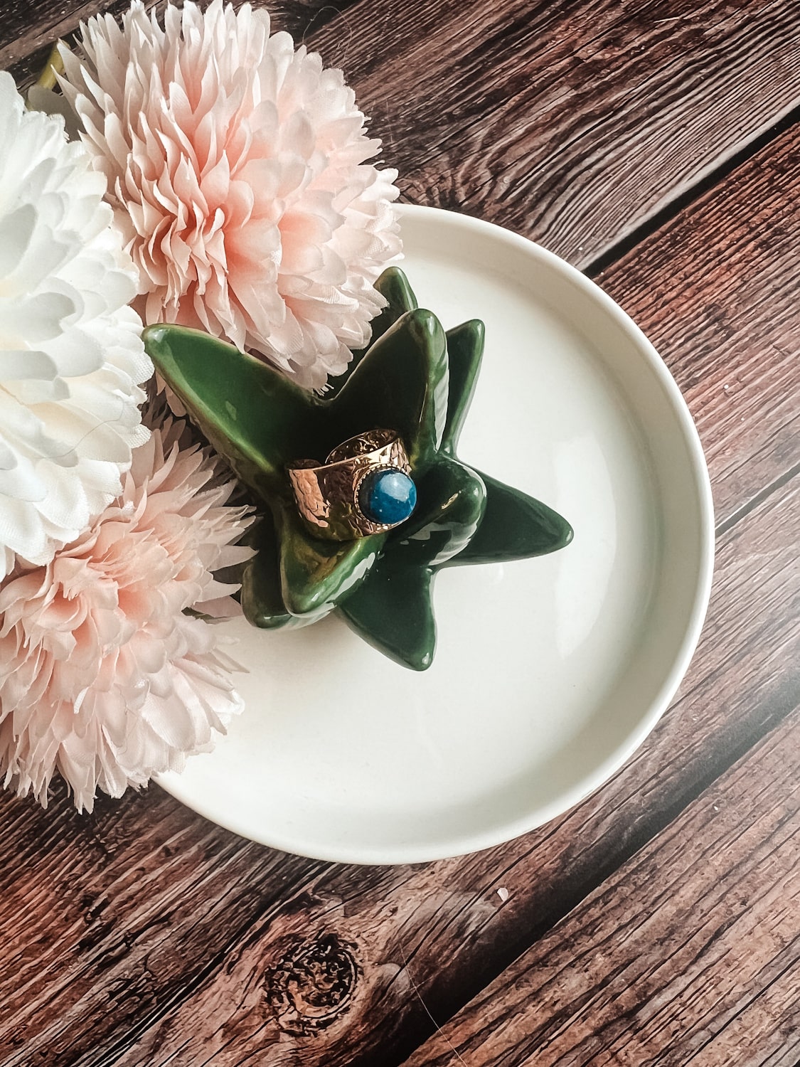 Bague dorée martelée avec pierre naturelle - Style bohème & raffiné