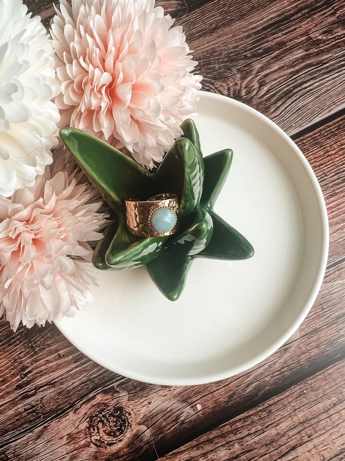 Bague dorée martelée avec pierre naturelle - Style bohème & raffiné