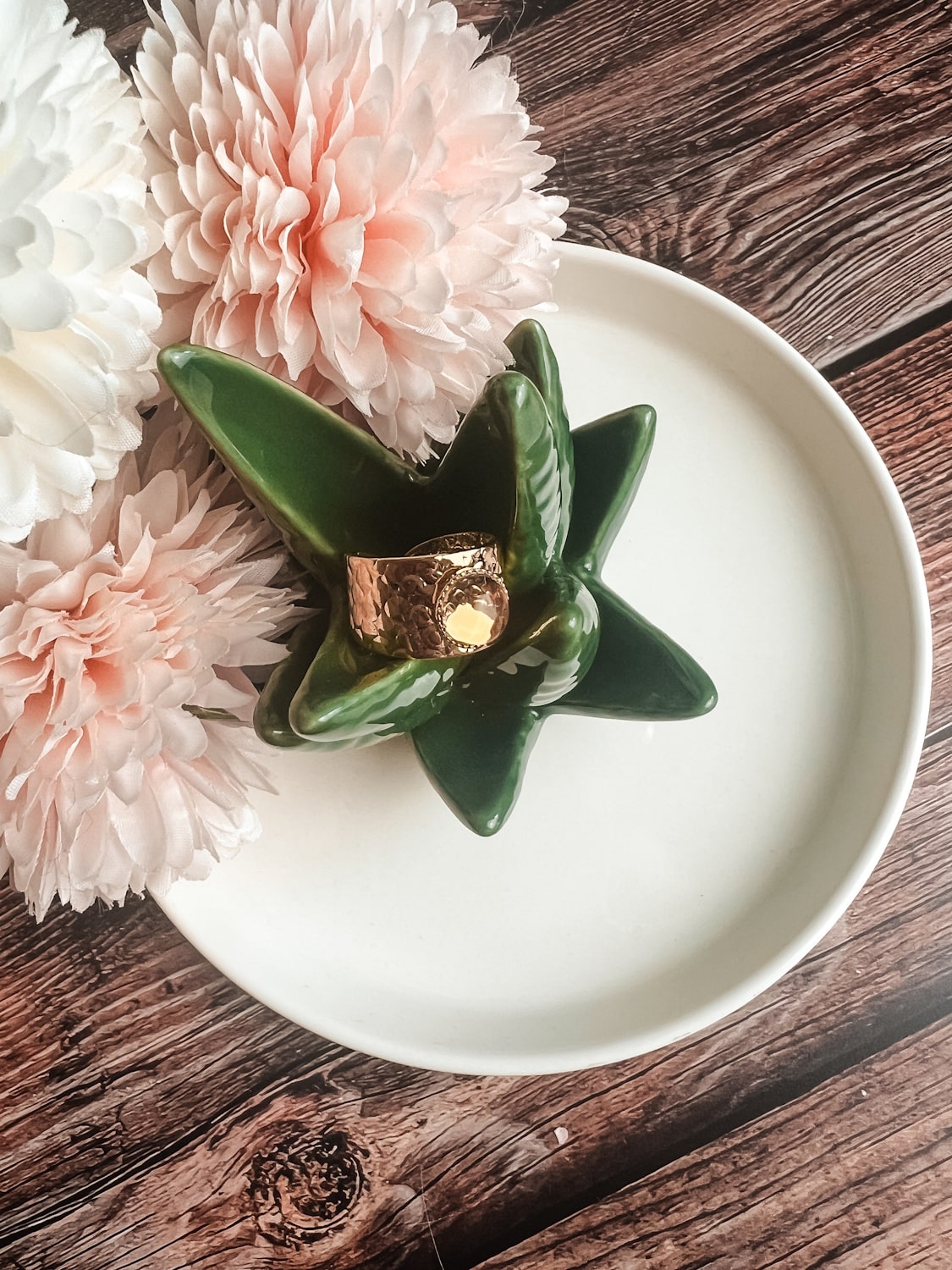 Bague dorée martelée avec pierre naturelle - Style bohème & raffiné