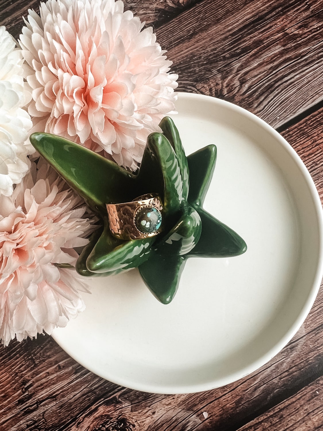 Bague dorée martelée avec pierre naturelle - Style bohème & raffiné