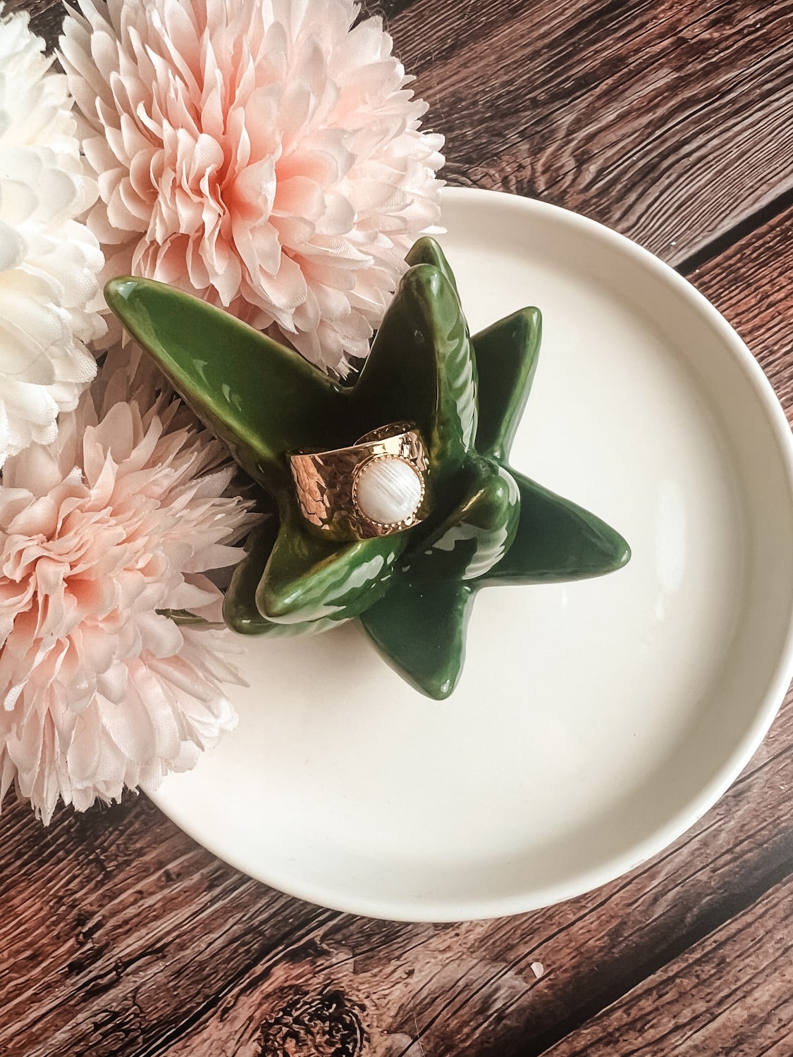 Bague dorée martelée avec pierre naturelle - Style bohème & raffiné