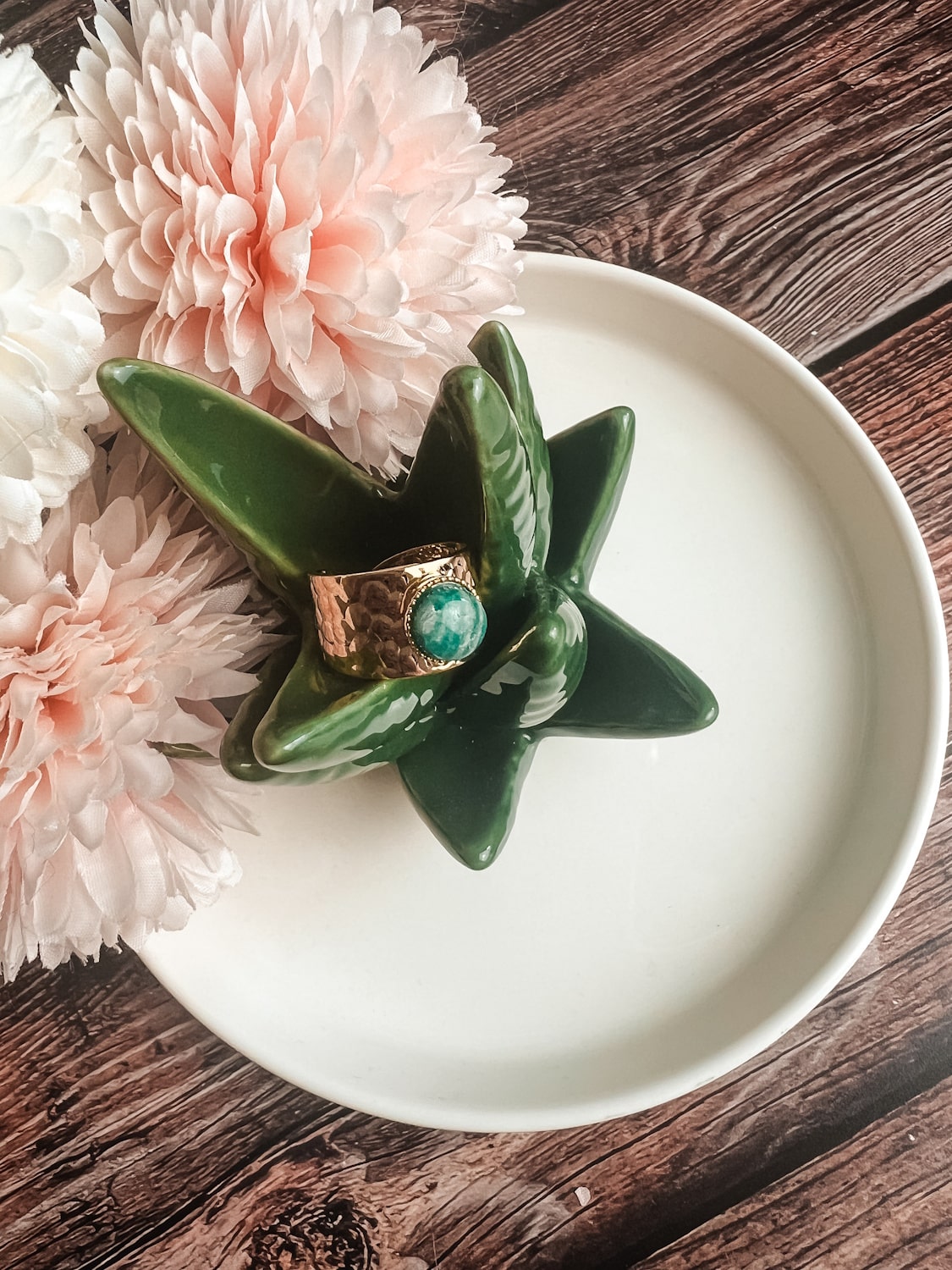 Bague dorée martelée avec pierre naturelle - Style bohème & raffiné