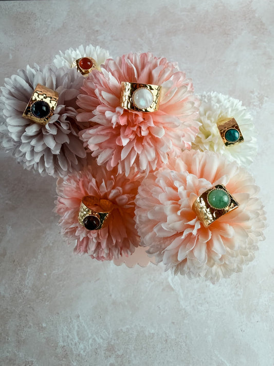 Bague dorée martelée avec pierre naturelle - Style bohème & raffiné