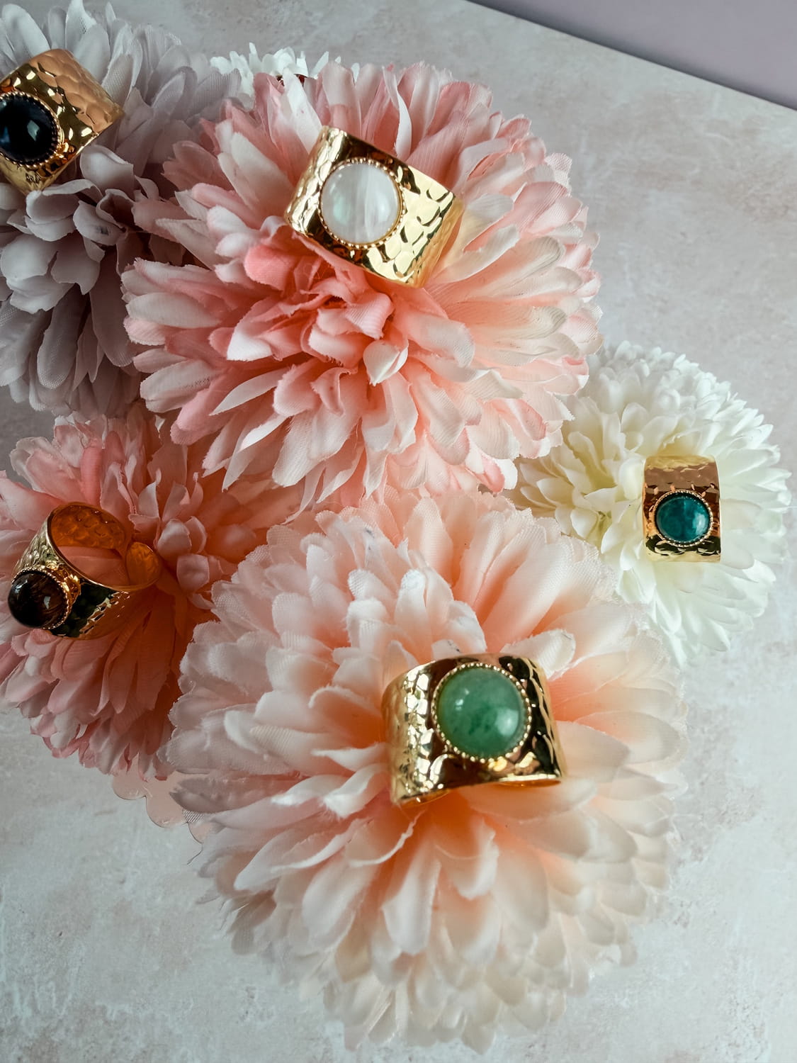 Bague dorée martelée avec pierre naturelle - Style bohème & raffiné