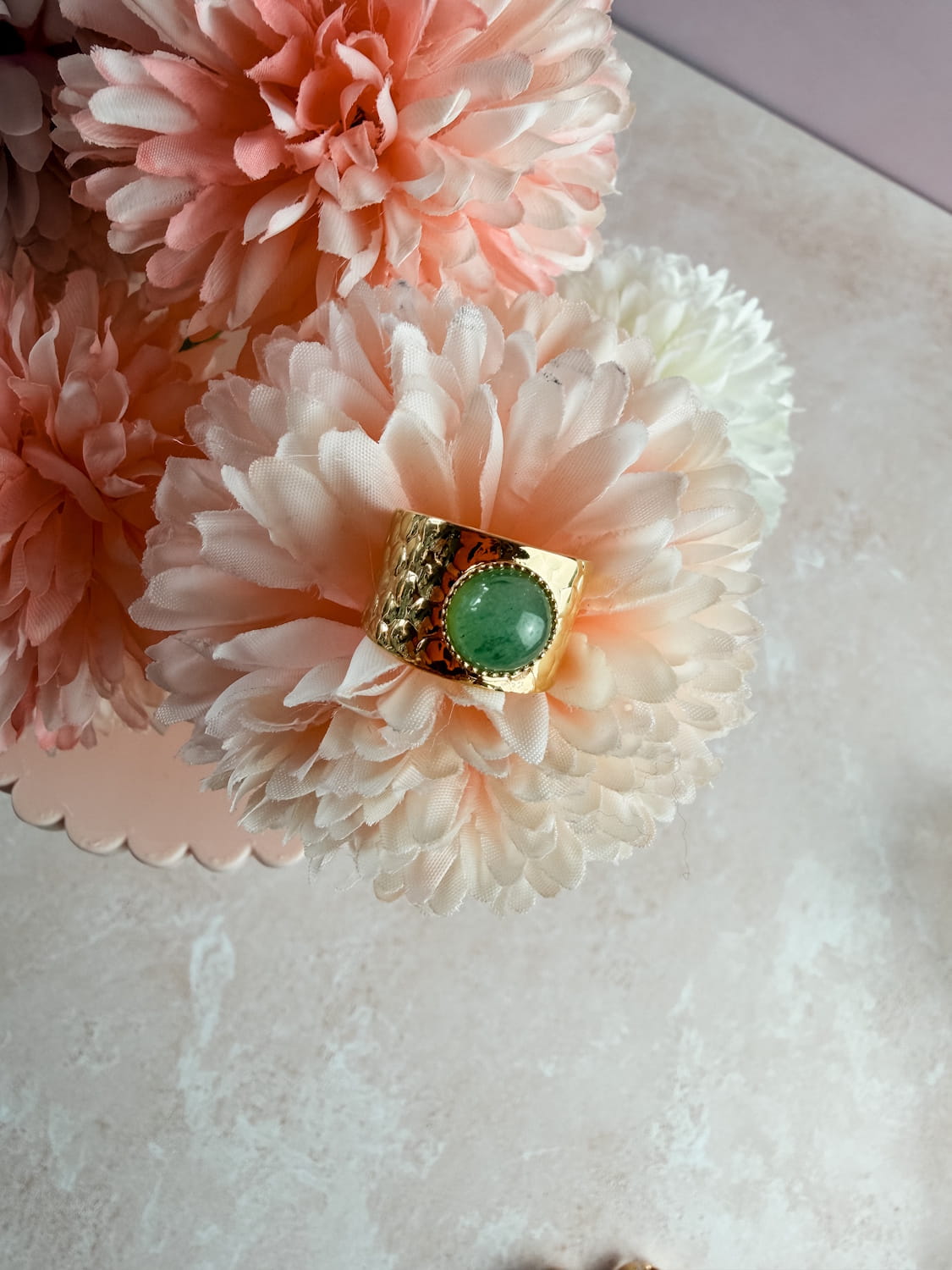 Bague dorée martelée avec pierre naturelle - Style bohème & raffiné