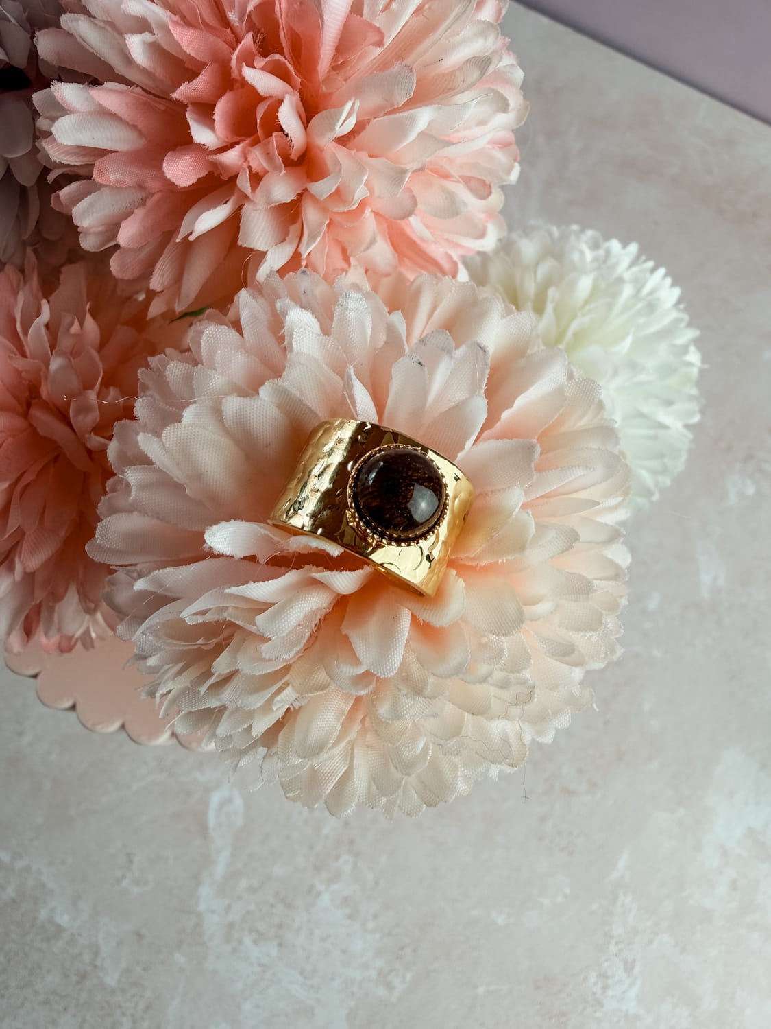 Bague dorée martelée avec pierre naturelle - Style bohème & raffiné