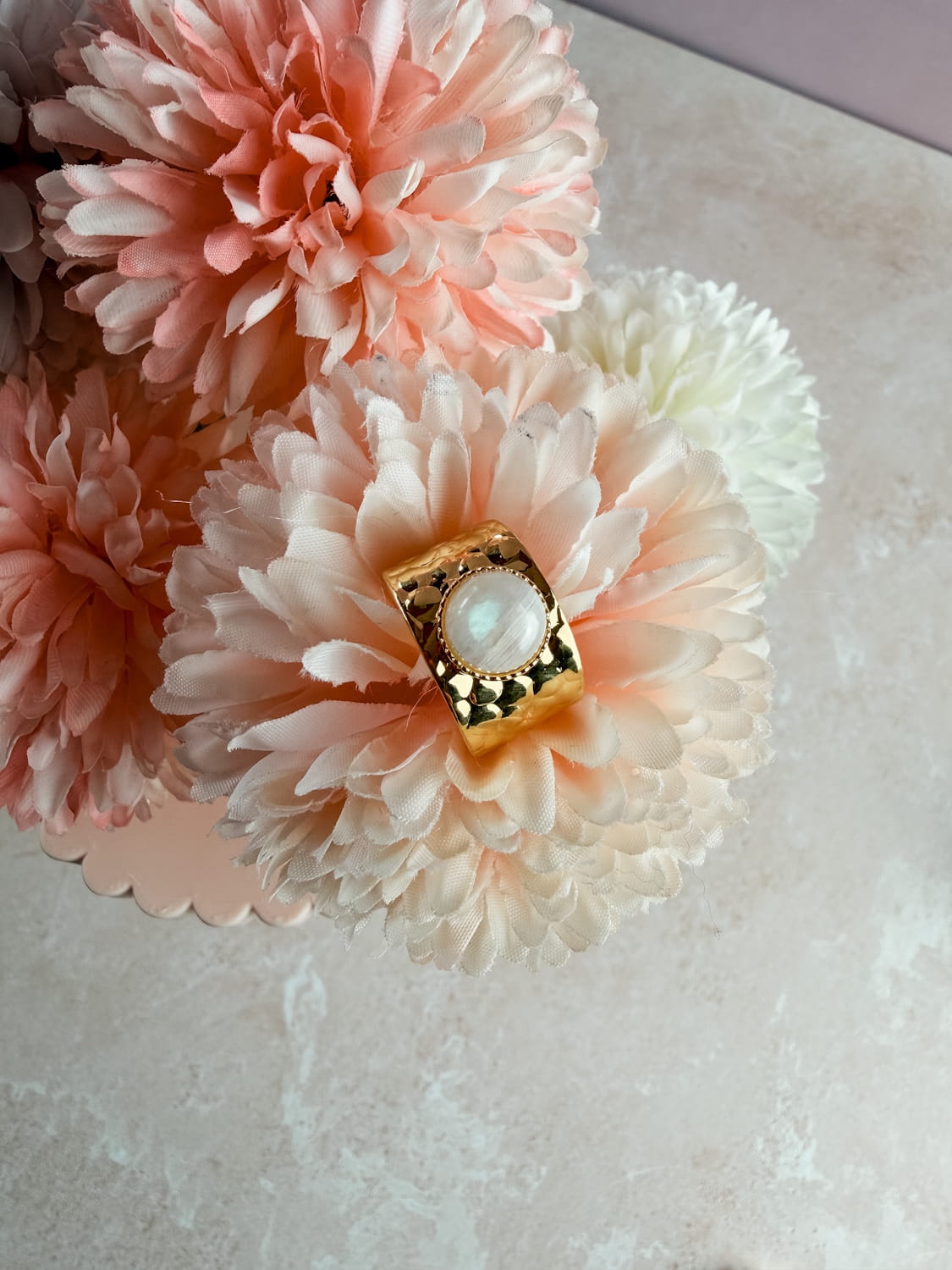 Bague dorée martelée avec pierre naturelle - Style bohème & raffiné