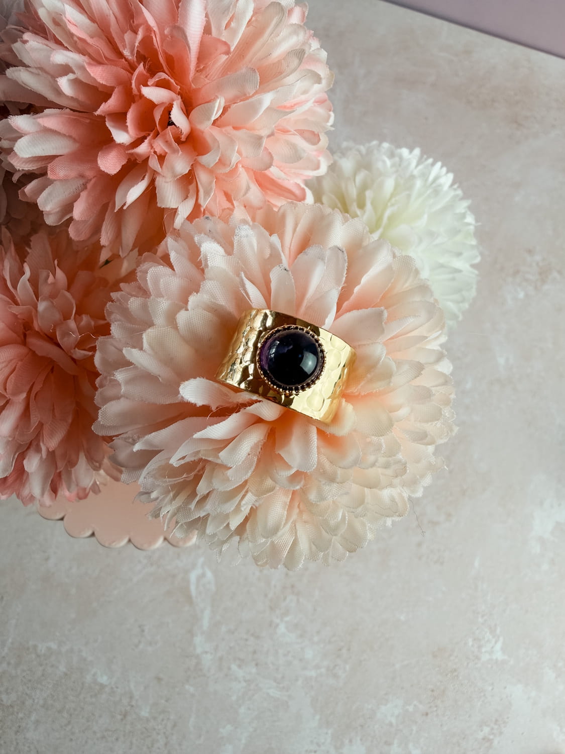 Bague dorée martelée avec pierre naturelle - Style bohème & raffiné